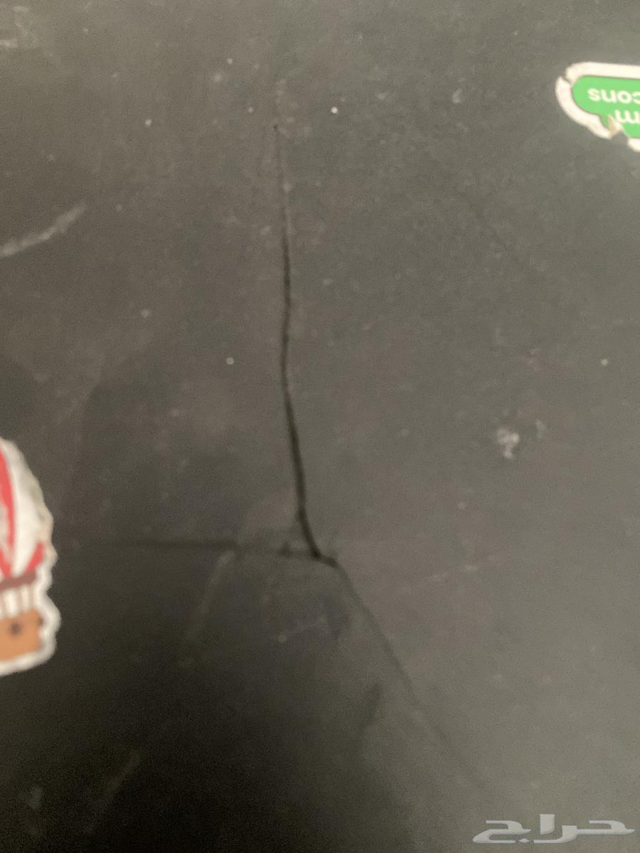 سوني 4 لون اسود مع جميع ملحقاته بس فيه كسر خفيفف في الغطاء63080631724673111