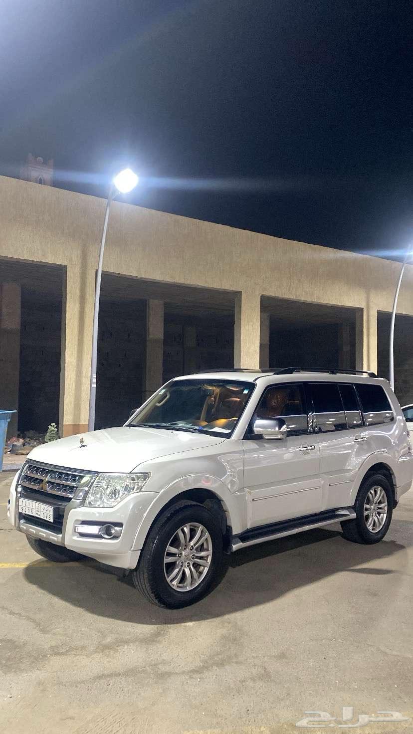 I present to you a white 2015 model Pajero two-door, with fender flares63122148957314111