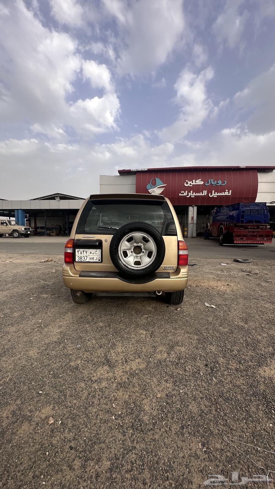 Suzuki Grand Vitara's trunk63112917120515114