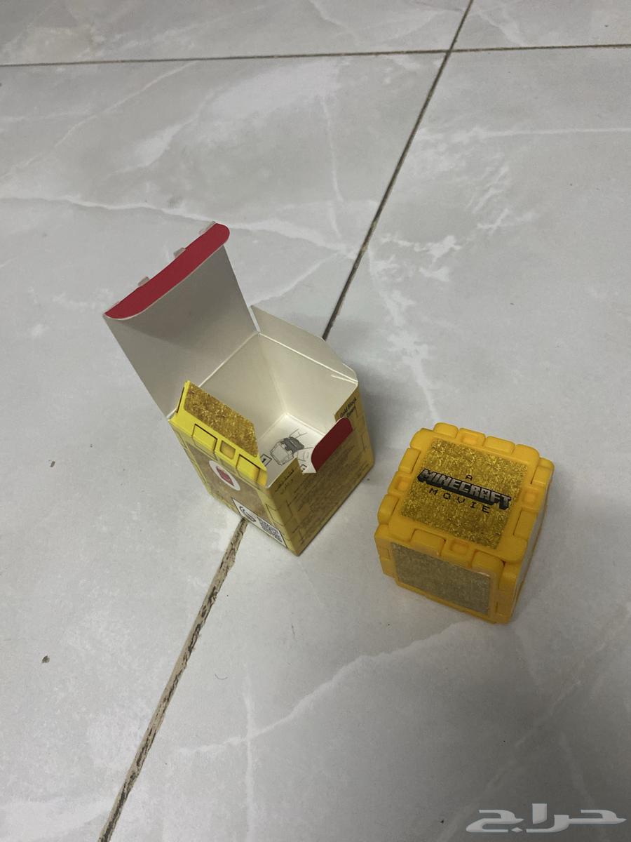 A piece of gold and down63075791656962115