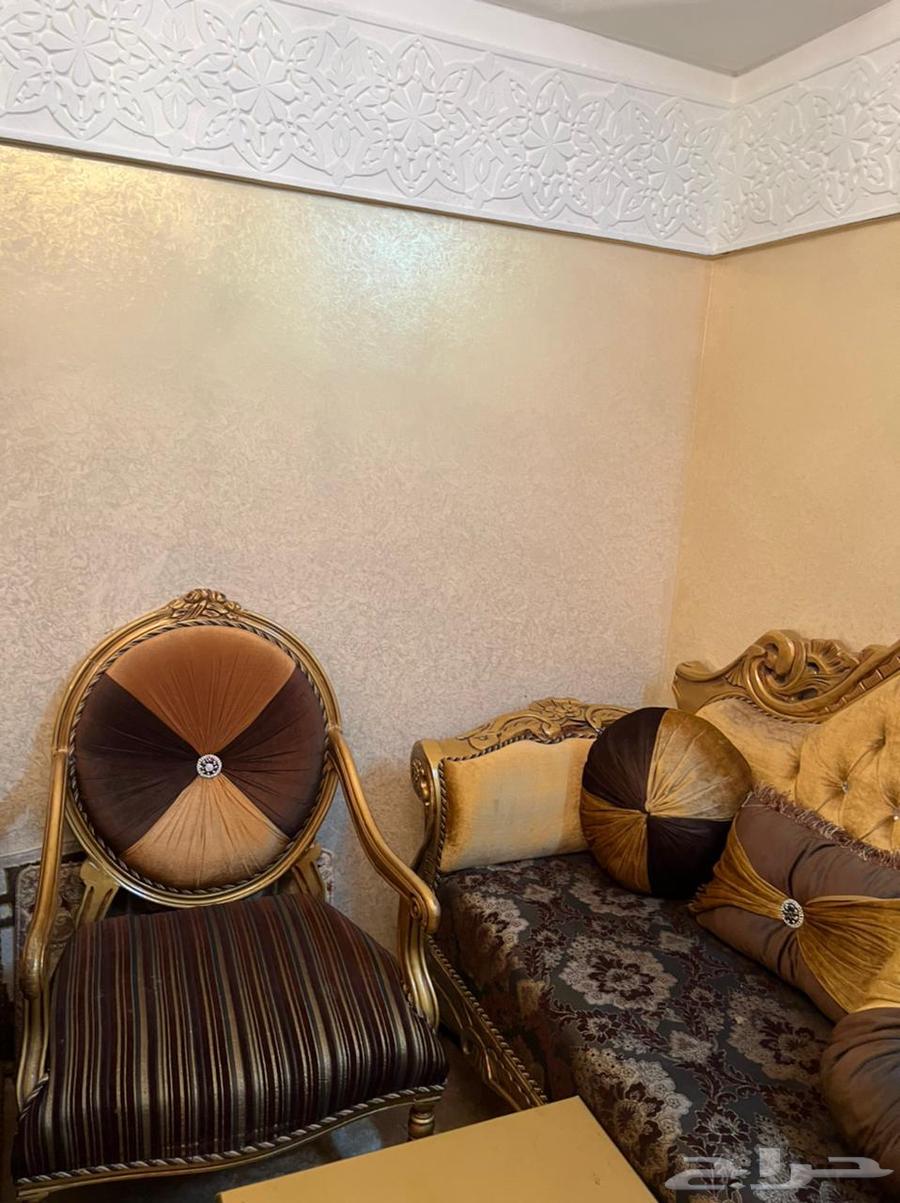 كنب مجلس نظيف ومرتب وطاولتين63076947758849112