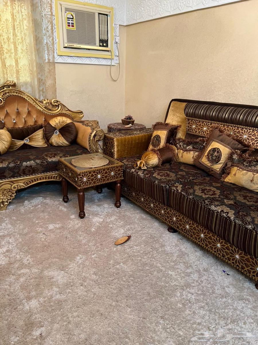 كنب مجلس نظيف ومرتب وطاولتين63076947758849111