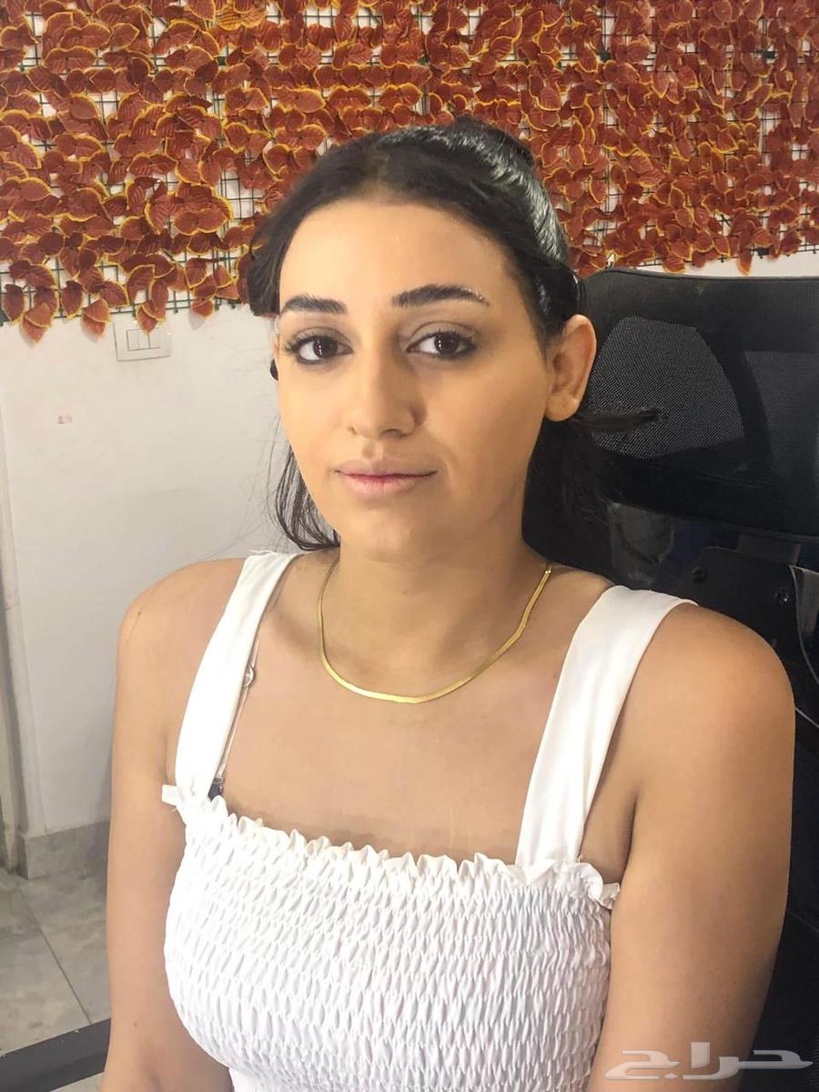Hello and peace be upon you, and the mercy of God. Every year you are in good health, girls. I am Makeup.63078557864834113