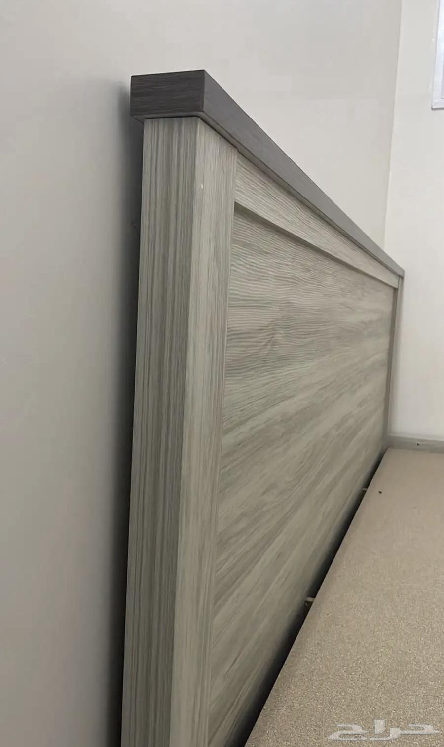 Bed and clean closet63076186374274111