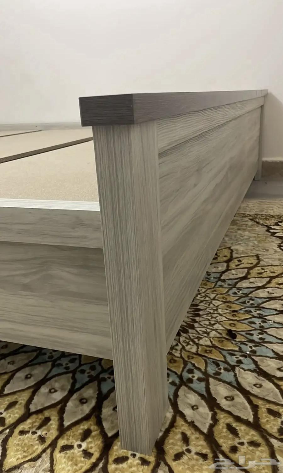 Bed and clean closet63076186374274113