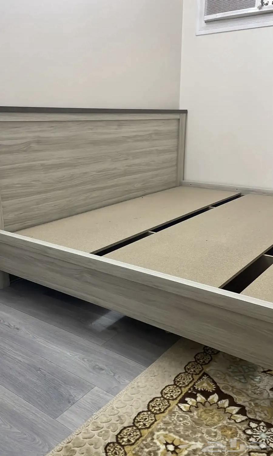 Bed and clean closet63076186374274112