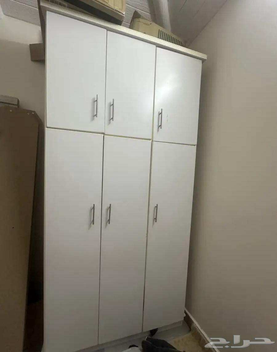 Bed and clean closet63076186374274114