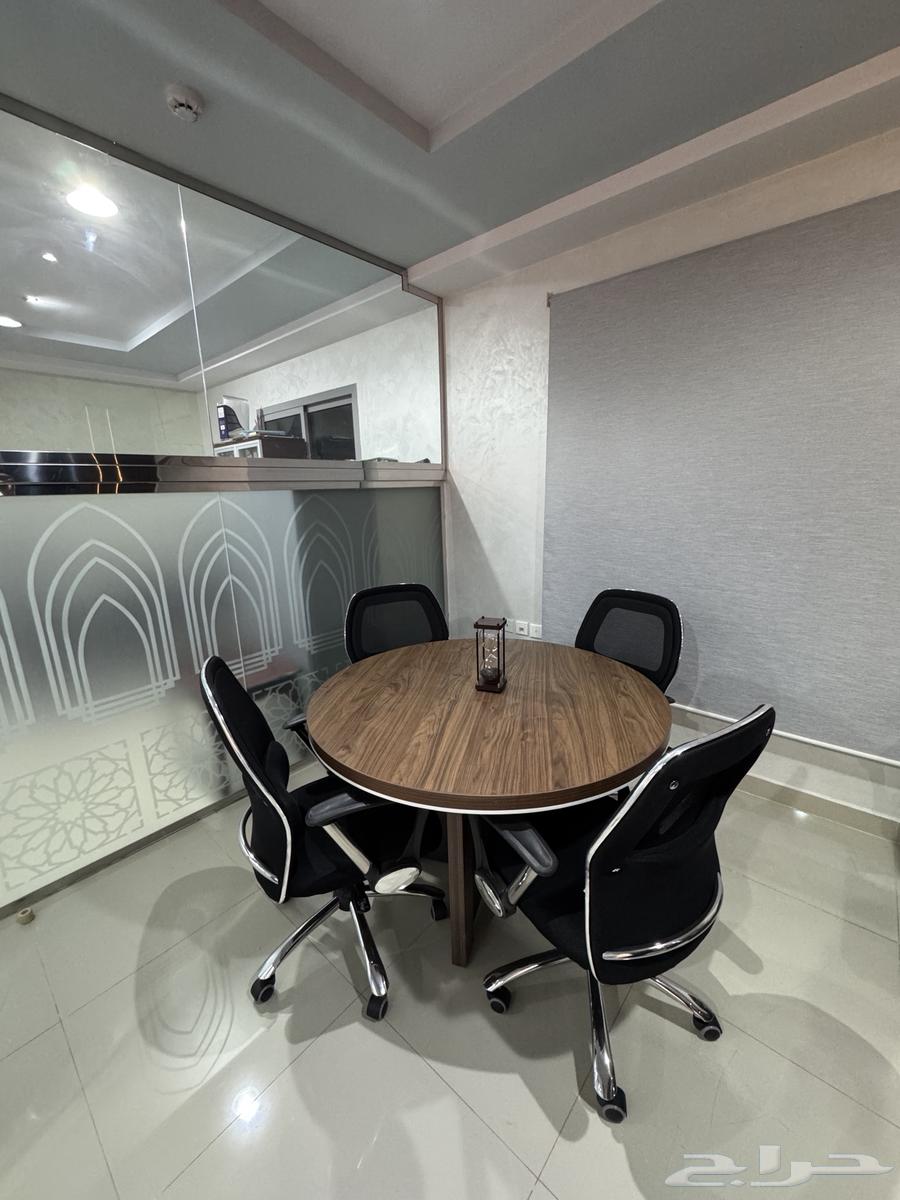 Round meeting table 120cm in size with four new mesh chairs63075411140482113