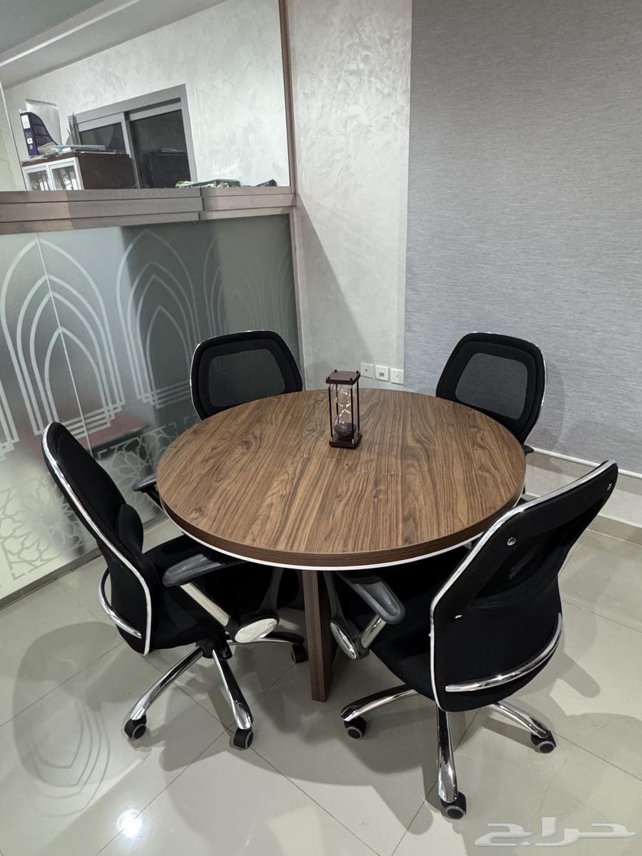 Round meeting table 120cm in size with four new mesh chairs63075411140482111