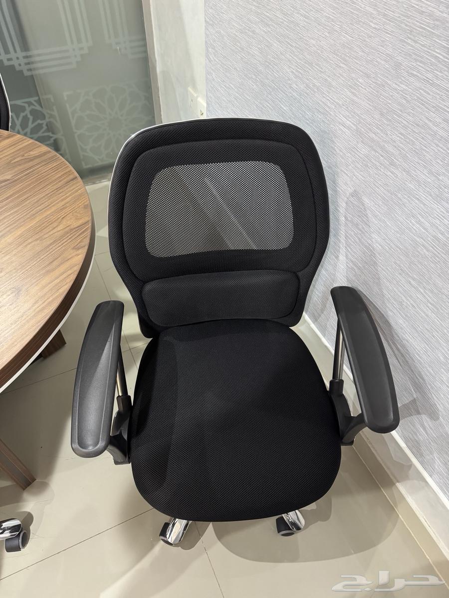 Round meeting table 120cm in size with four new mesh chairs63075411140482112
