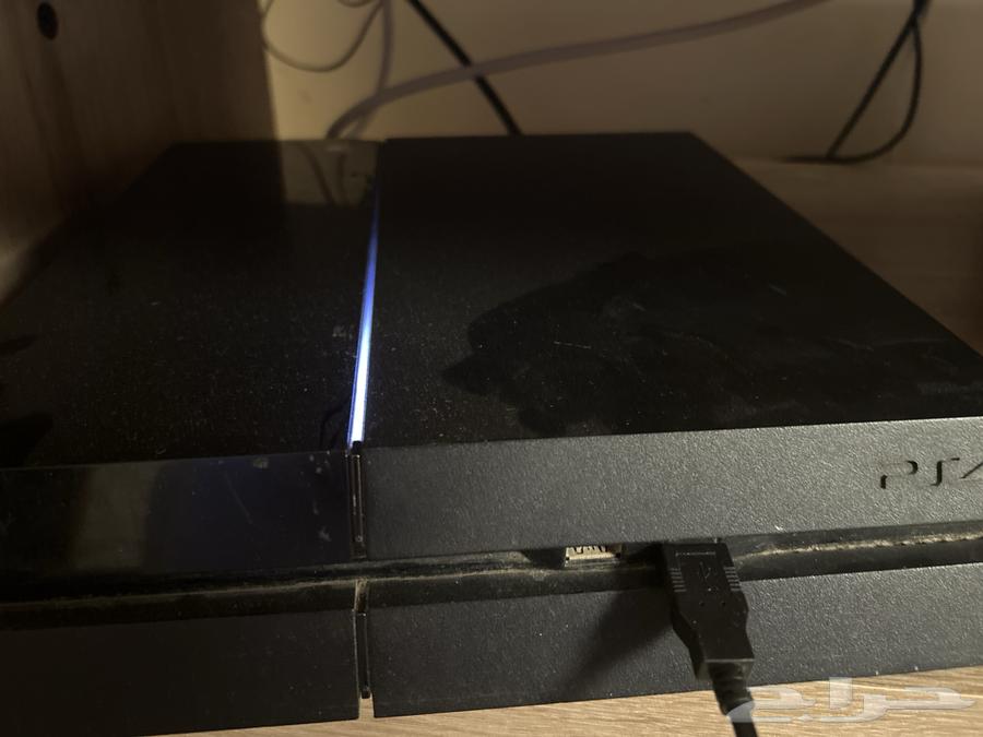 Sony 4 with two hands with its tapes634701106580491115