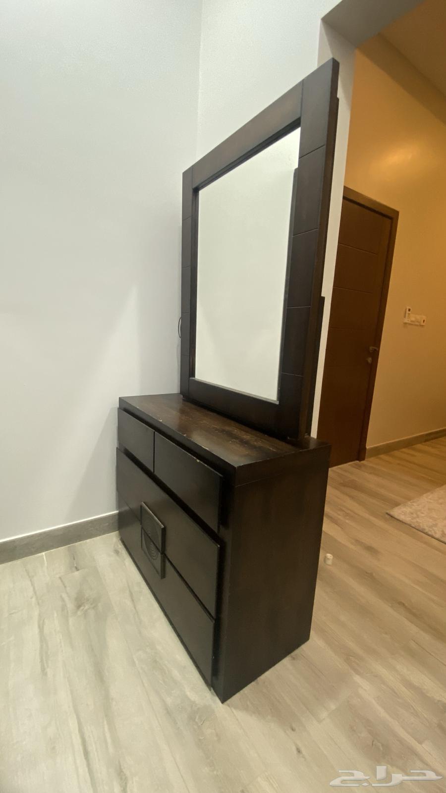 Haircut and table with drawers63072519740674112