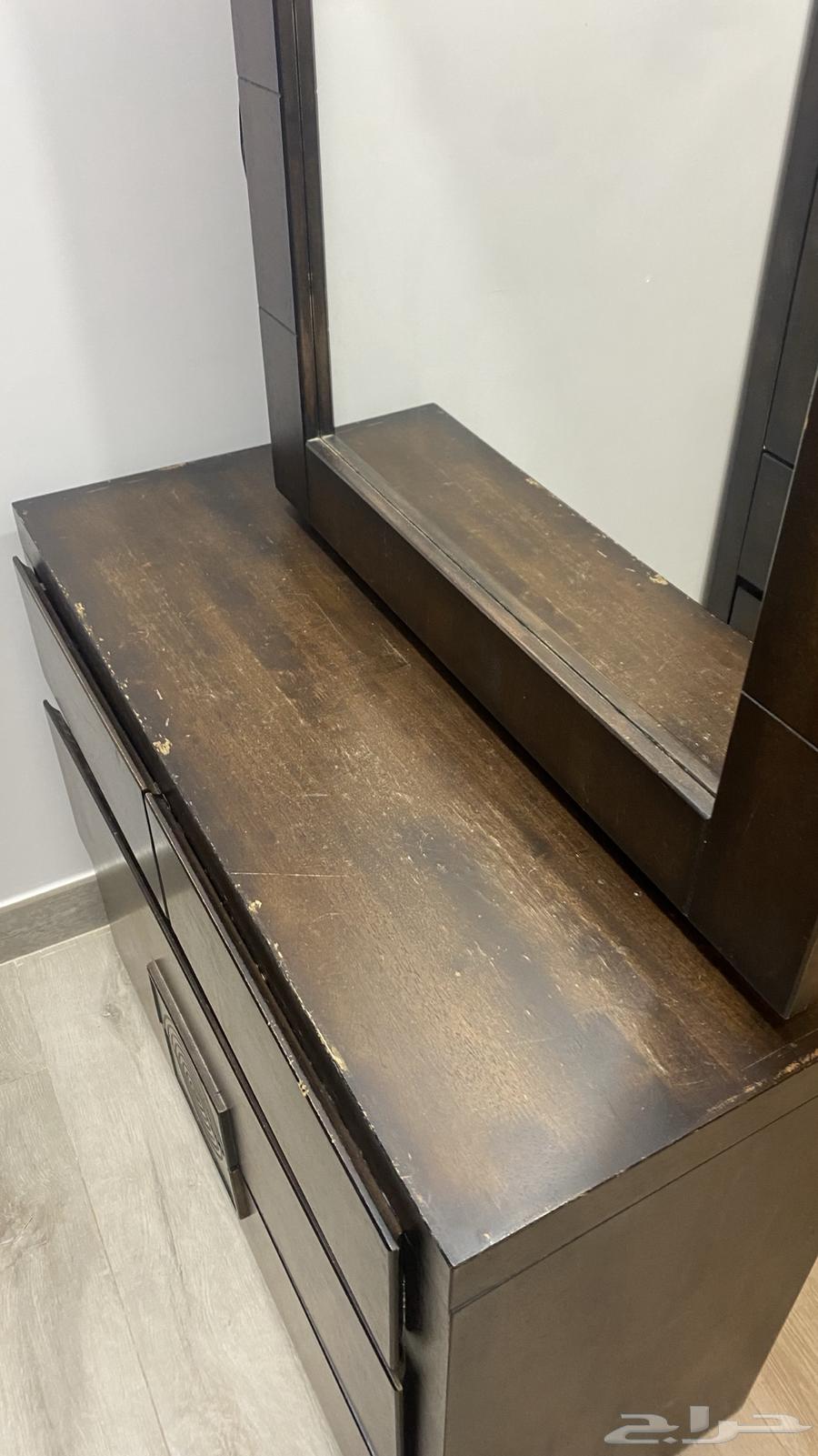 Haircut and table with drawers63072519740674113