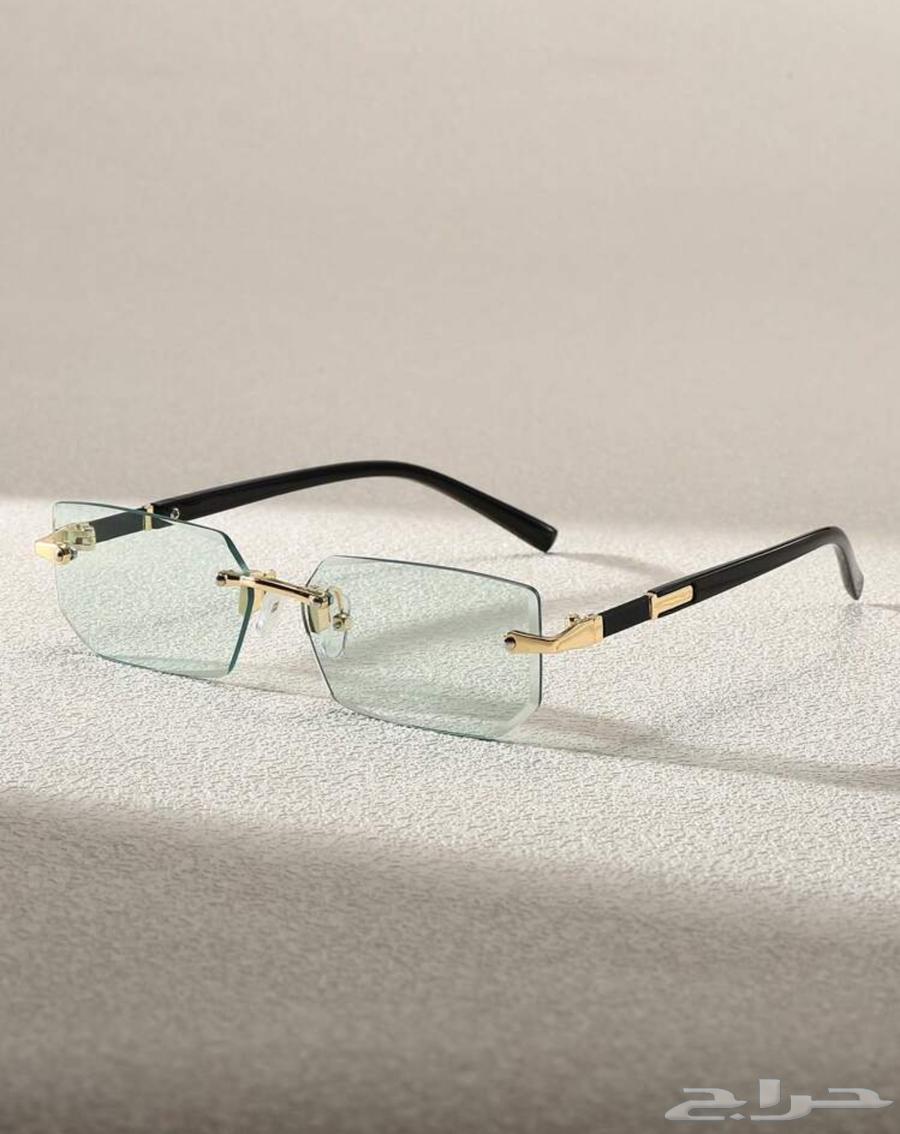Glasses and accessories63072509387650112