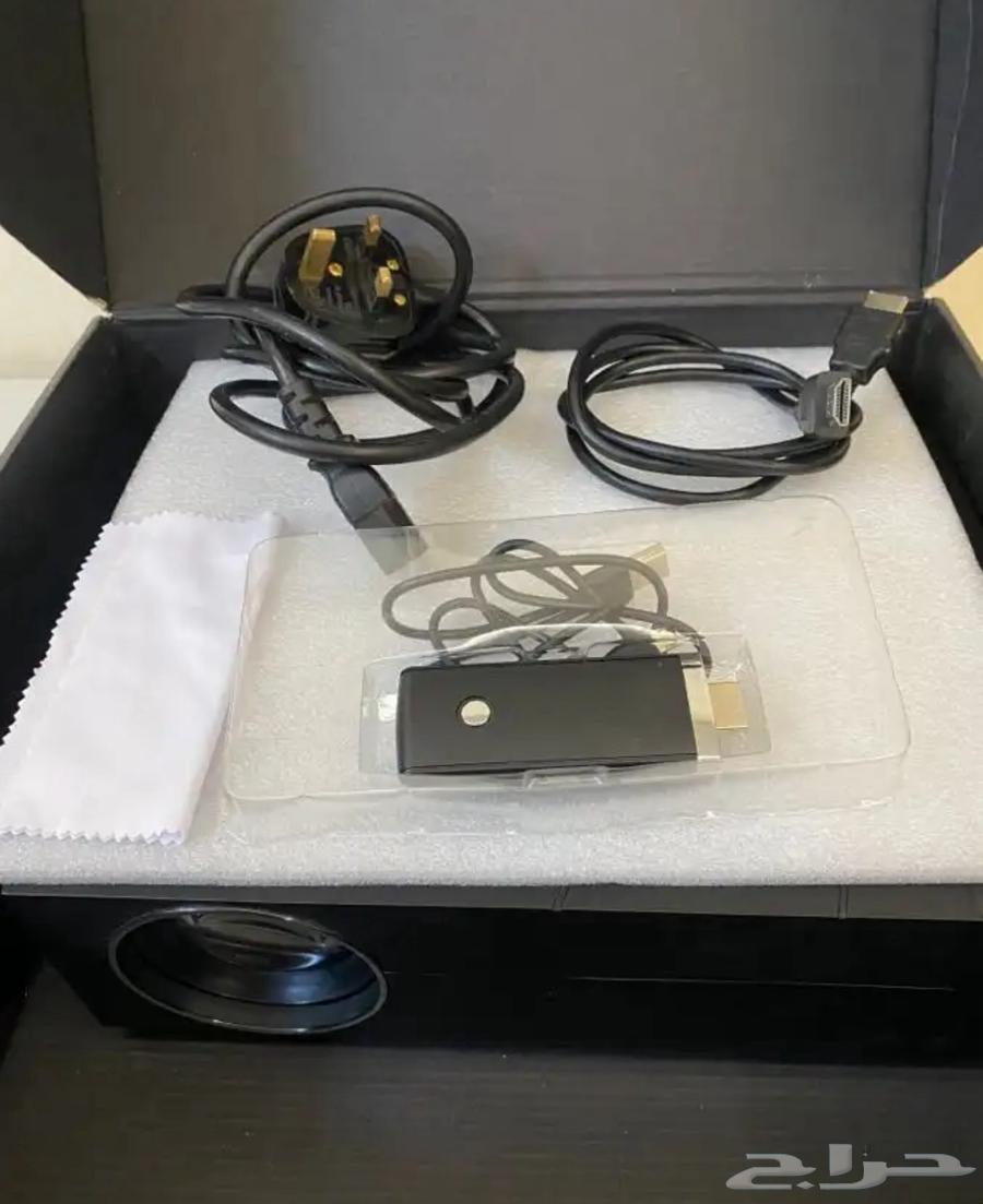 For sale, a projector device with a large white screen63070913129345112