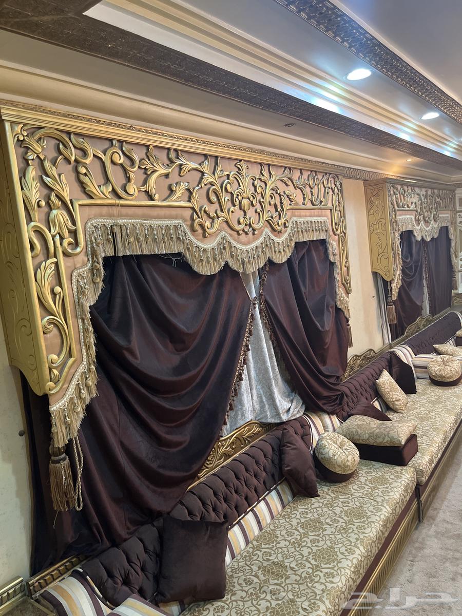 كنب مع طاولاتة نظيف جدا مع الستائر63070502915586113