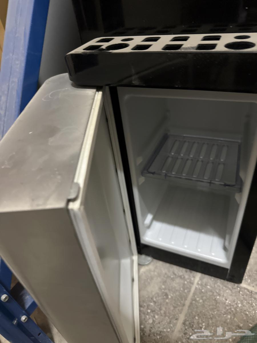 Bread with a small and very clean refrigerator63073357015426111