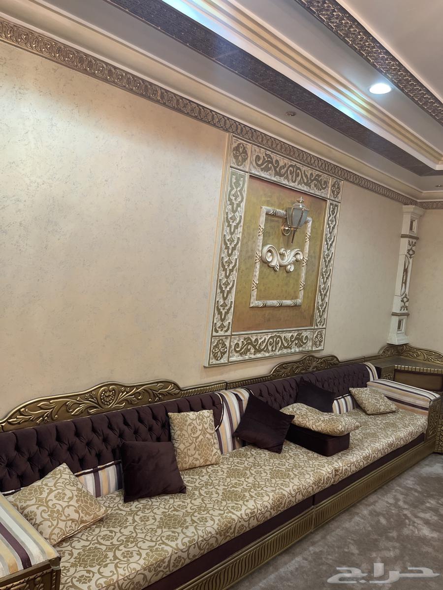 كنب مع طاولاتة نظيف جدا مع الستائر63070502915586111
