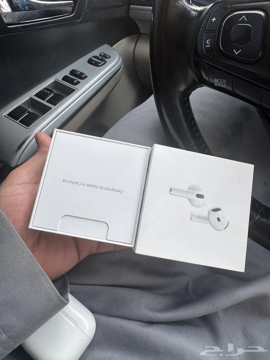 New Apple headphones, used for only two weeks63071335127938114