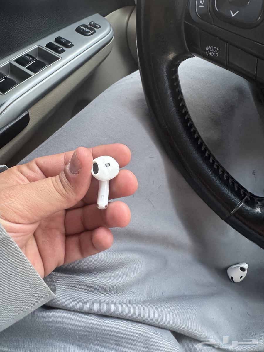 New Apple headphones, used for only two weeks63071335127938111