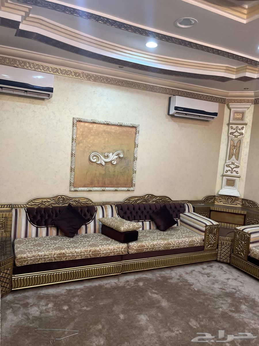 كنب مع طاولاتة نظيف جدا مع الستائر63070502915586112