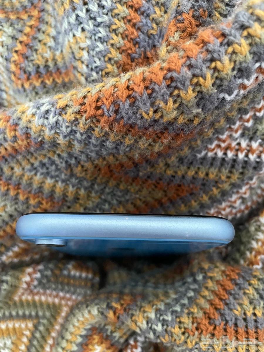 iPhone XR is new but there is a screen crack and the power button is loose, however it can be fixed.63104047066497114