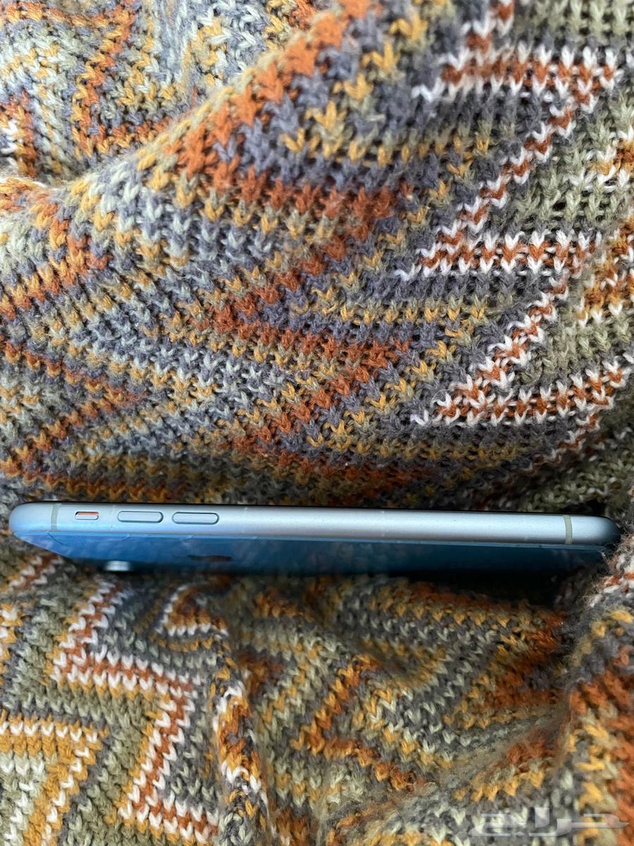 iPhone XR is new but there is a screen crack and the power button is loose, however it can be fixed.63104047066497113