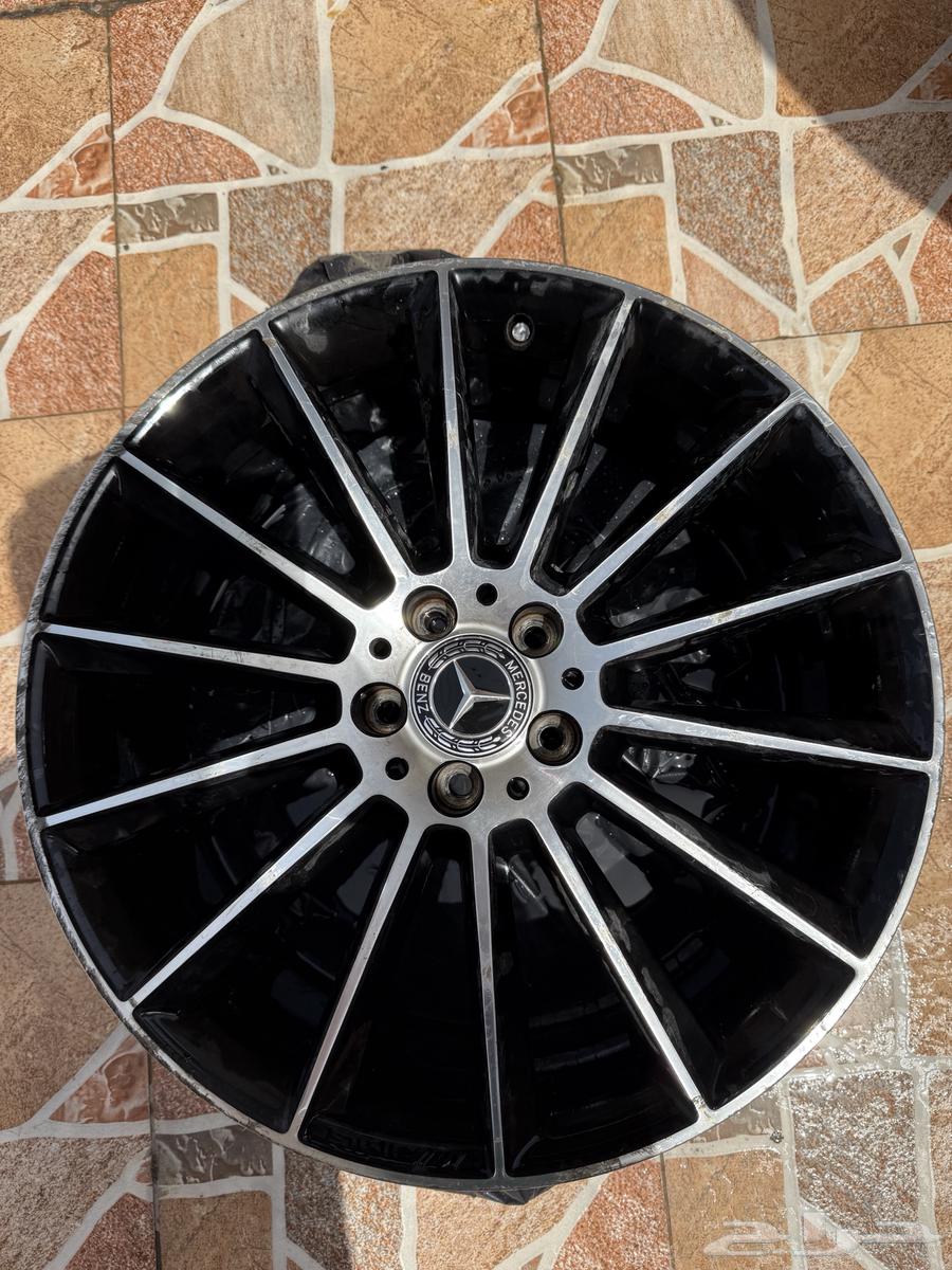 Original text is in Arabic, translating to English:

"Mercedes 2019 E class rims"631047921474581112