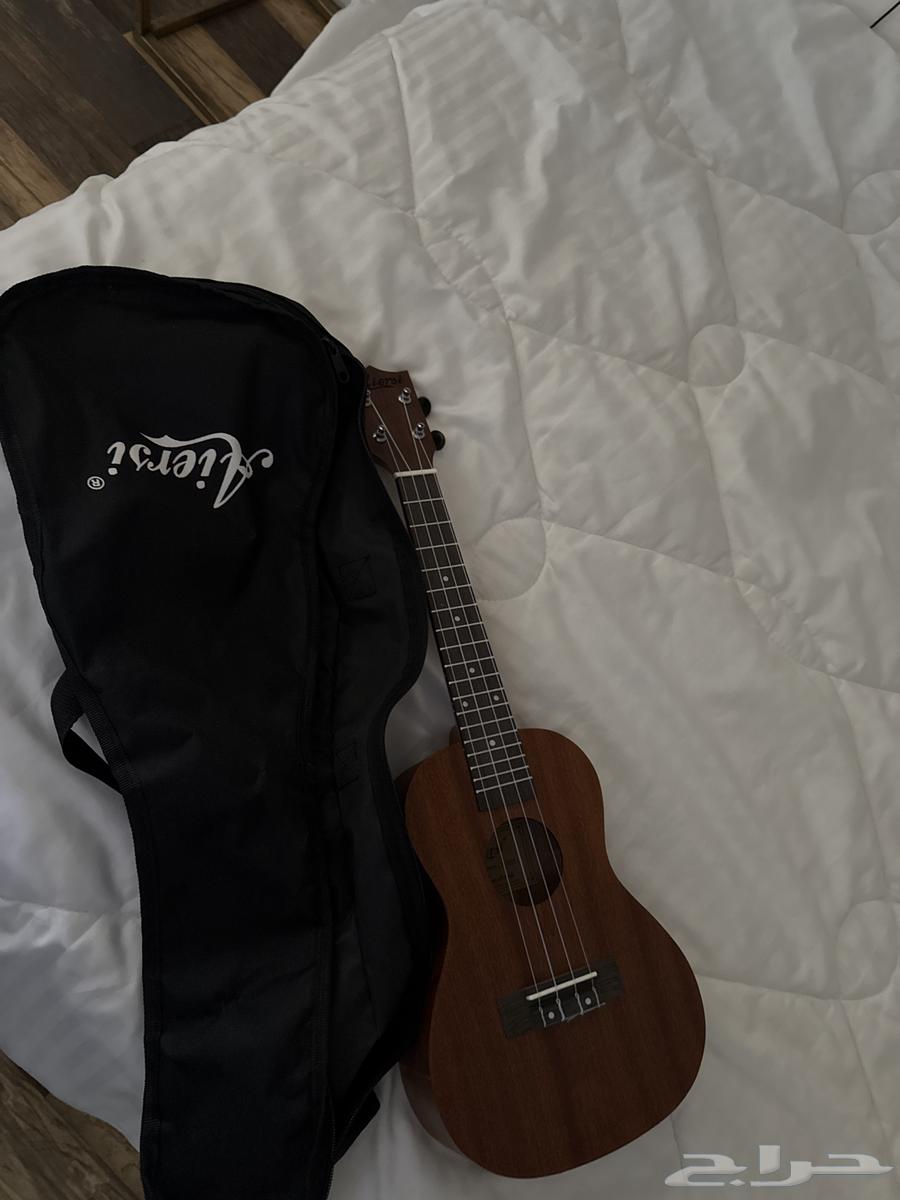 Acoustic guitar uses nylon strings63070109993219112