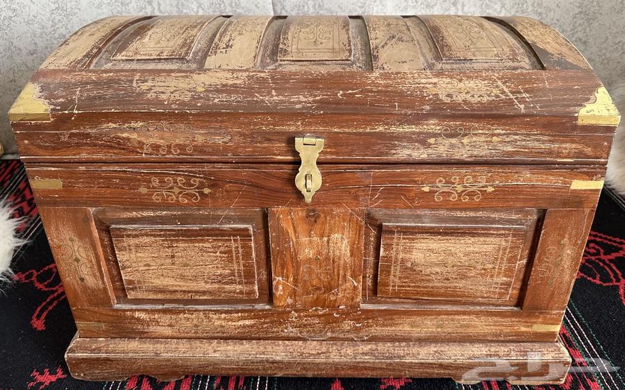 Wooden box with carving630687897605141124