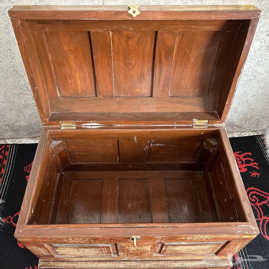 Wooden box with carving63068789760514112