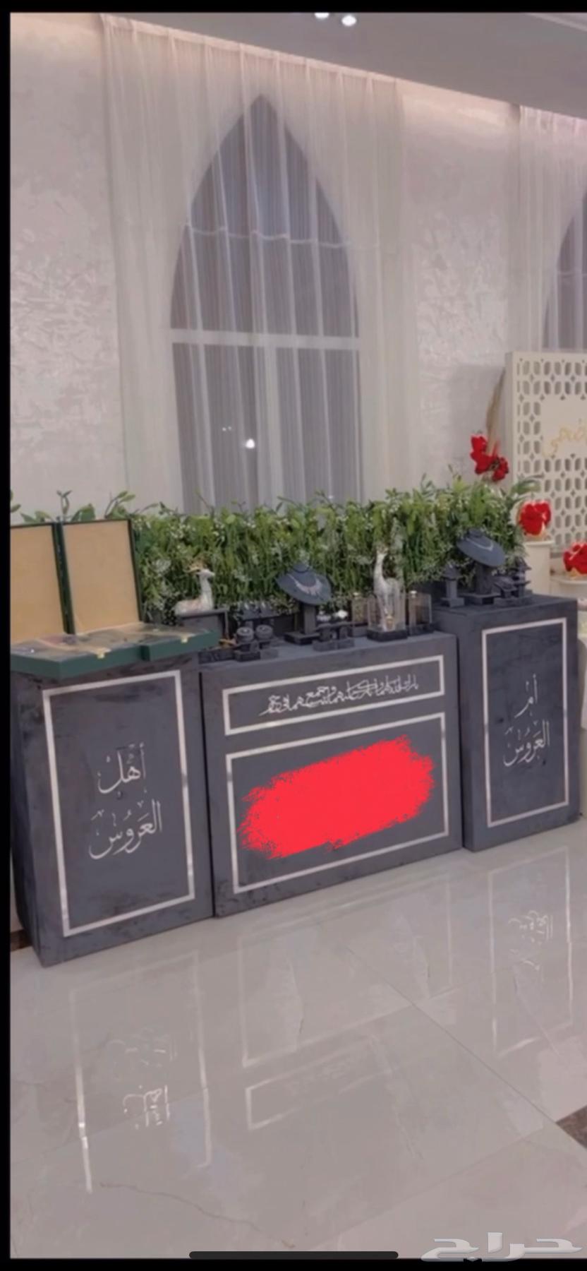 طاوله لون رمادي فيها عربات وجميله ونظيفه والله630696972344351127