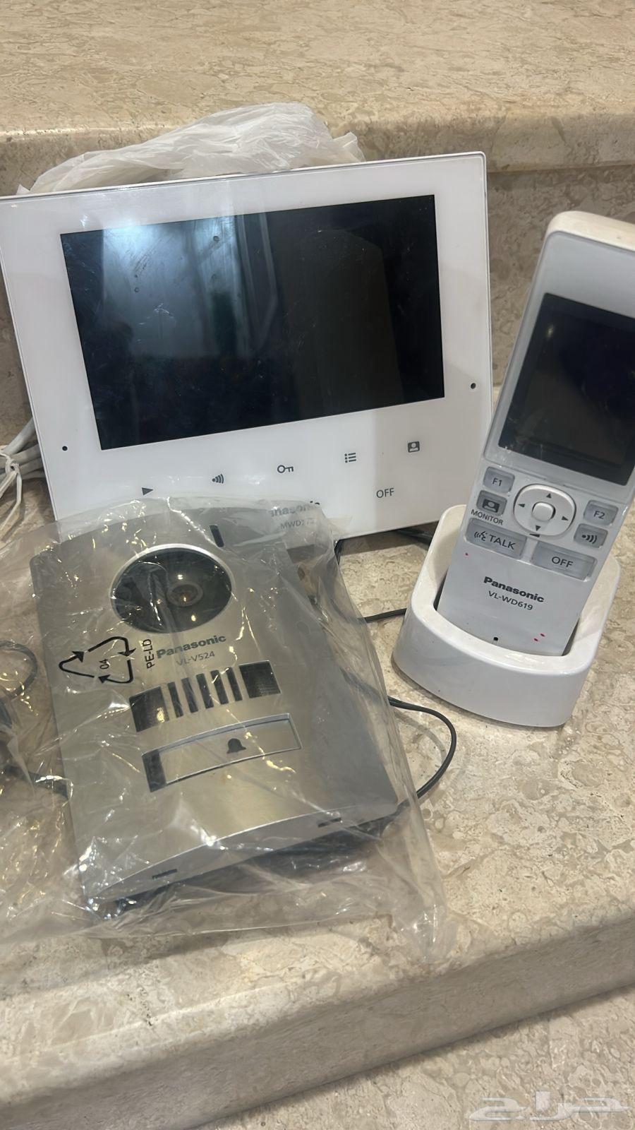 Smart doorbell with camera and remote control device630671428960011125