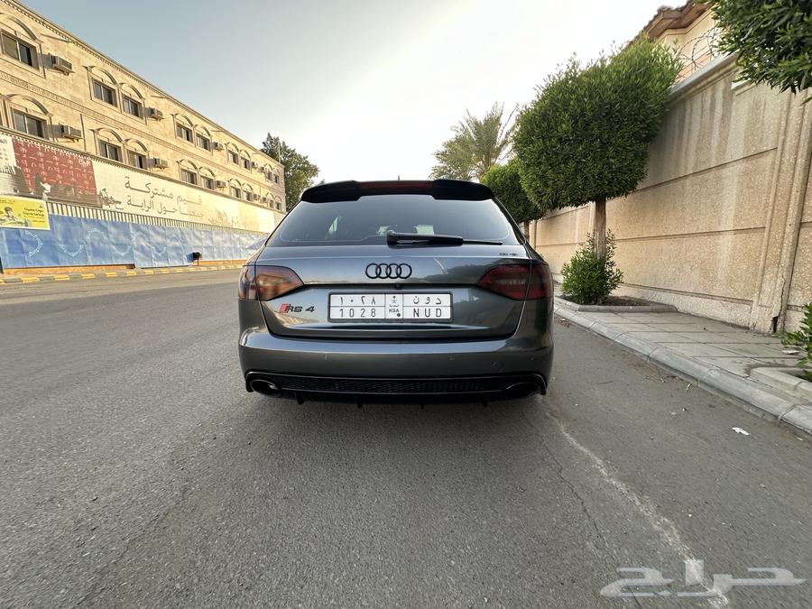 Audi RS4 is rare and clean63103682657153112