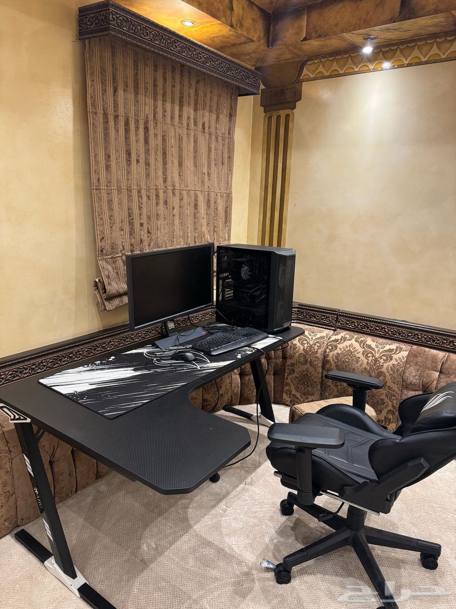 للبيع PC بمكتب وكرسي وماوسباد وكيبورد وطاوله وكل شي630640202330901116