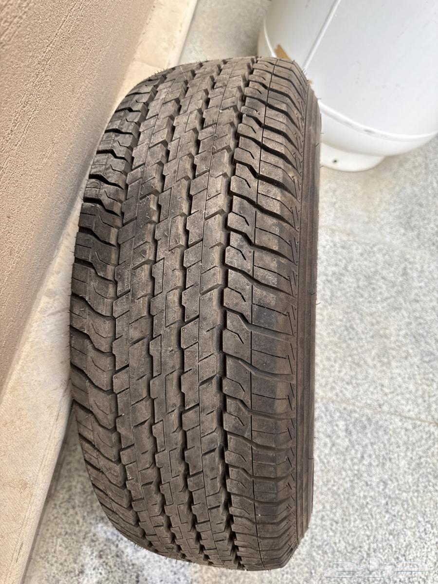 Stone cover with 17-inch steel rim, the rim has a slight touch63097369125251112