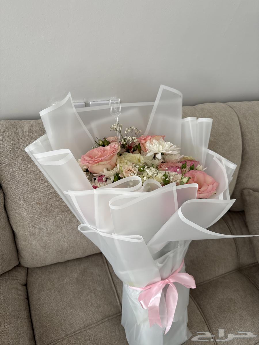 A beautiful large bouquet of roses63064841643907112