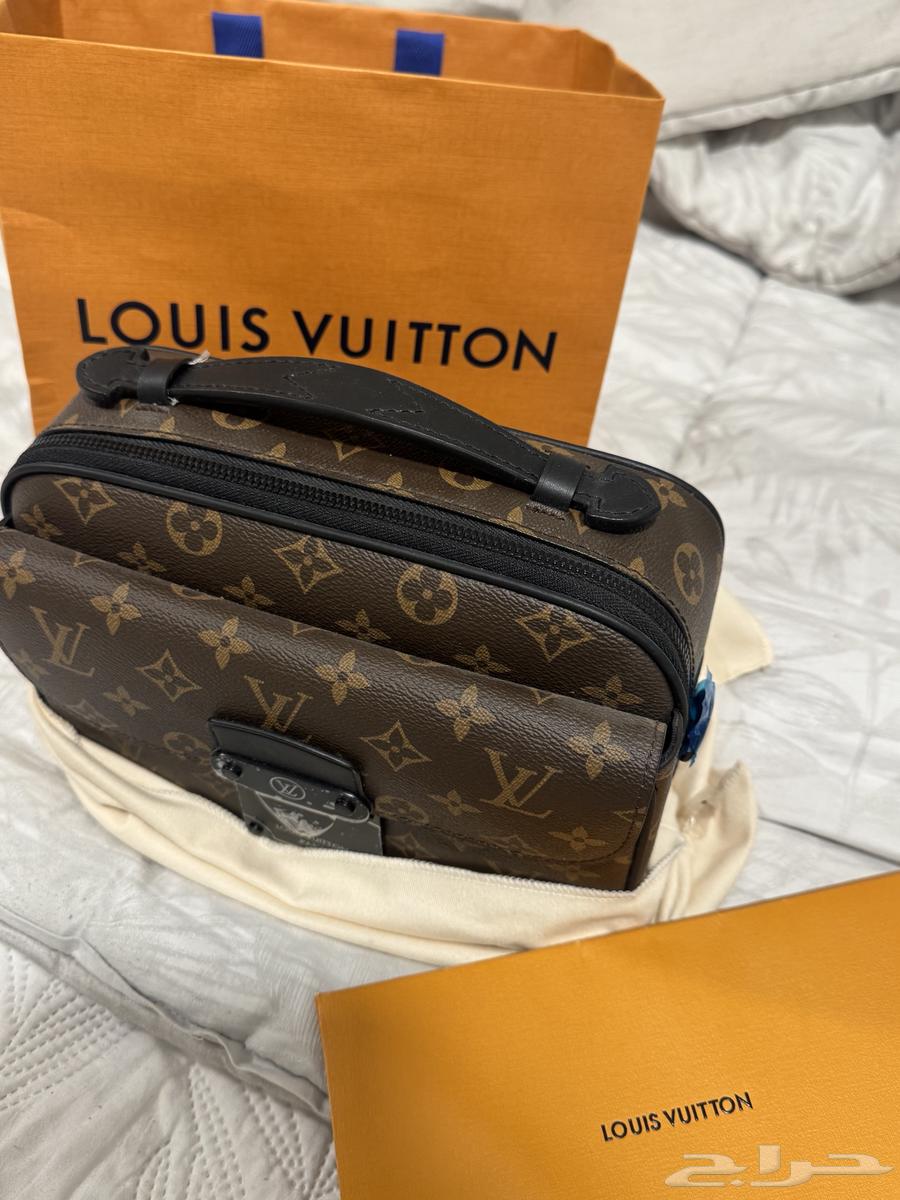 شنطه ماركه ليي تون هاي كوالتي ب300 ريال مع كامل ملحقاتها63062540936450111
