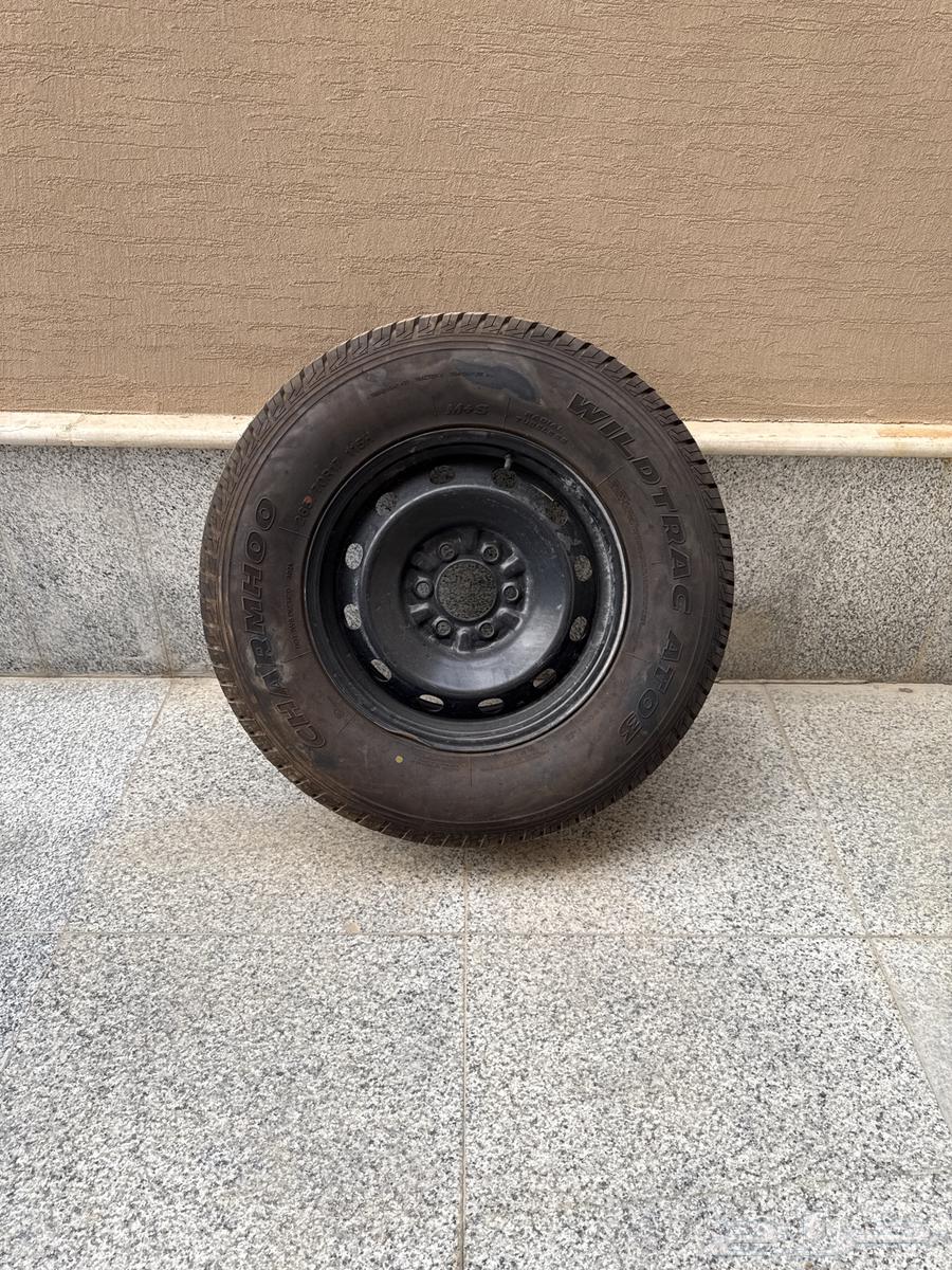 Stone cover with 17-inch steel rim, the rim has a slight touch63097369125251113