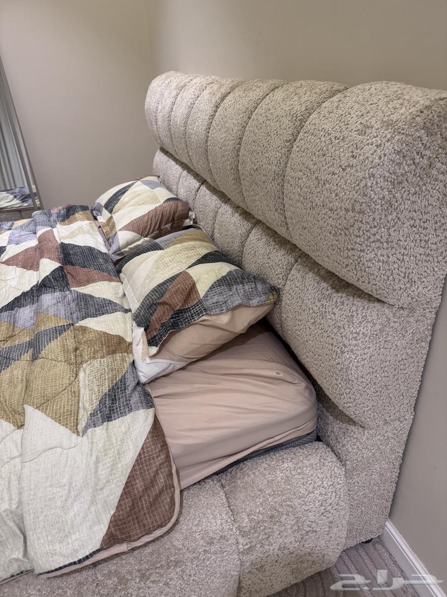 Bed and TV table630636774723851110