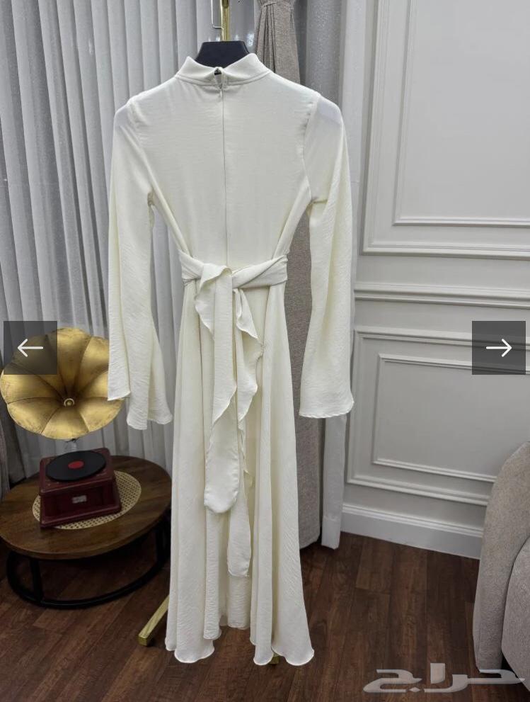 A clean and new dress, worn only once.63221569733122112