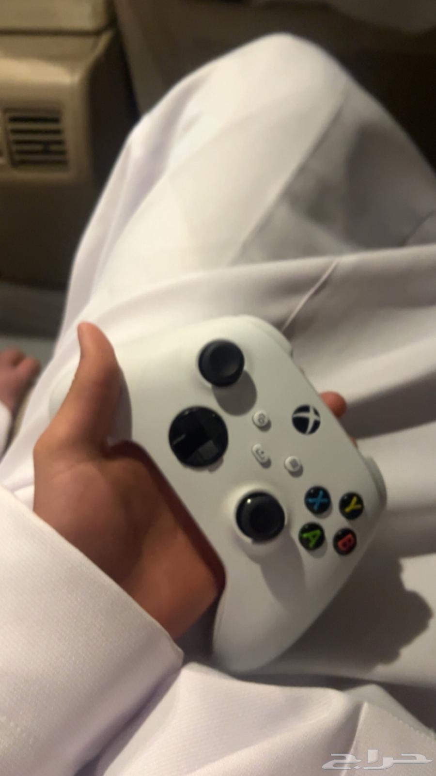 اكس بوكس سريس s مع حساب فيه اكثر من 100 لعبه و يد63470410278402113