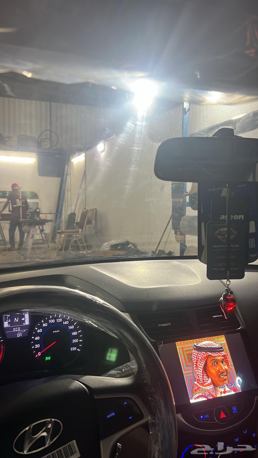 Accent screen with screen decor and air conditioner Rear camera buttons63057840060545111