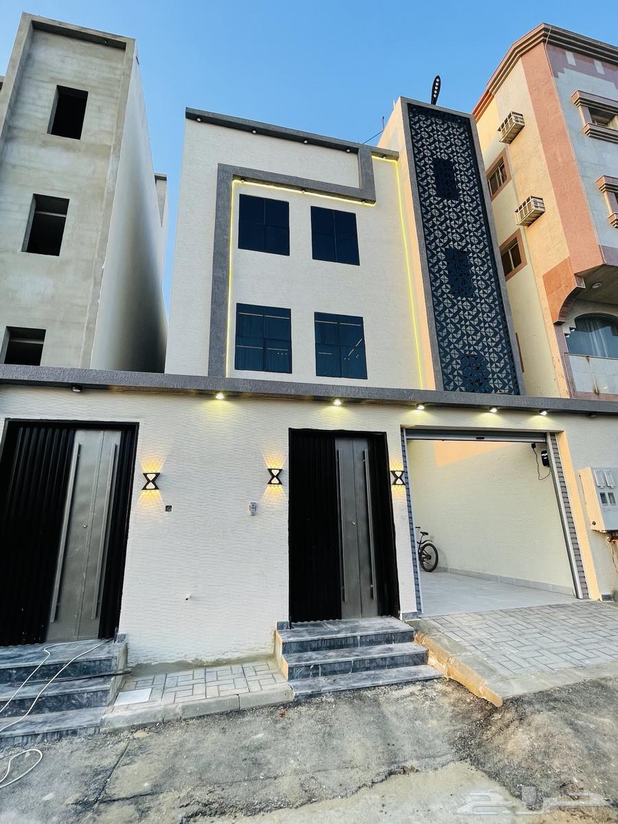 Upper residential units with elevator access, located in a prime location amidst services62889408532483114