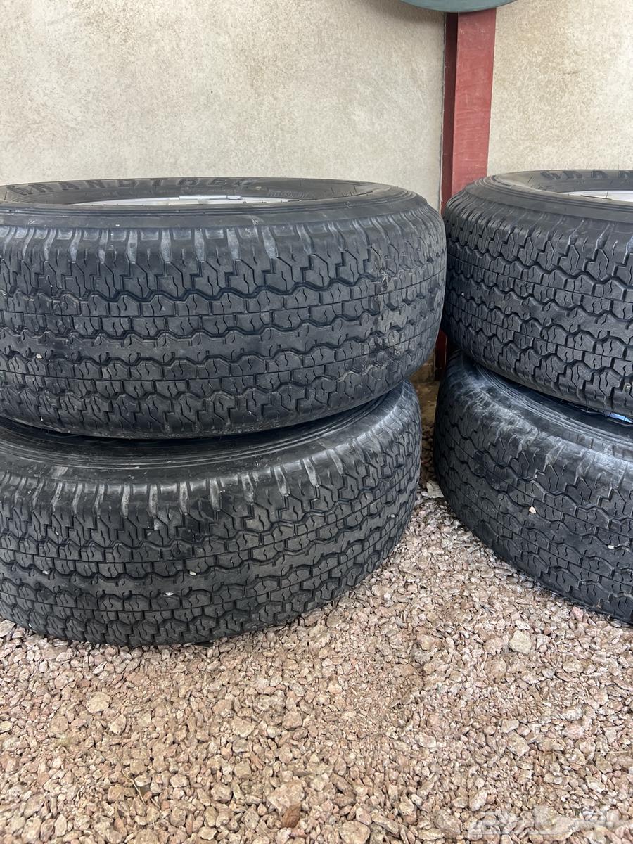 Undercarriage and agency with a set of Dunlop tires63057854541314111