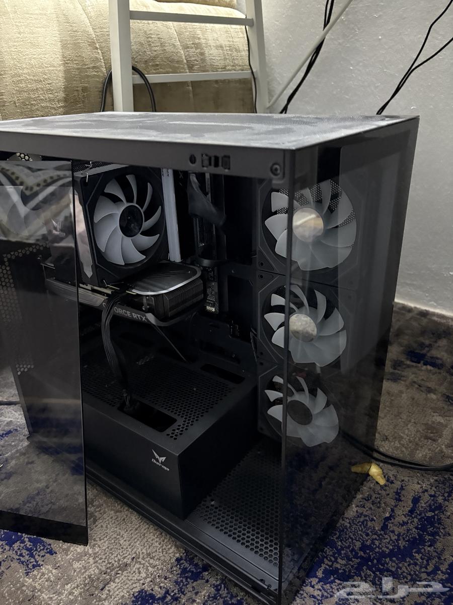 PC with screen, microphone, mouse, keyboard, and mouse pad63470513848066112