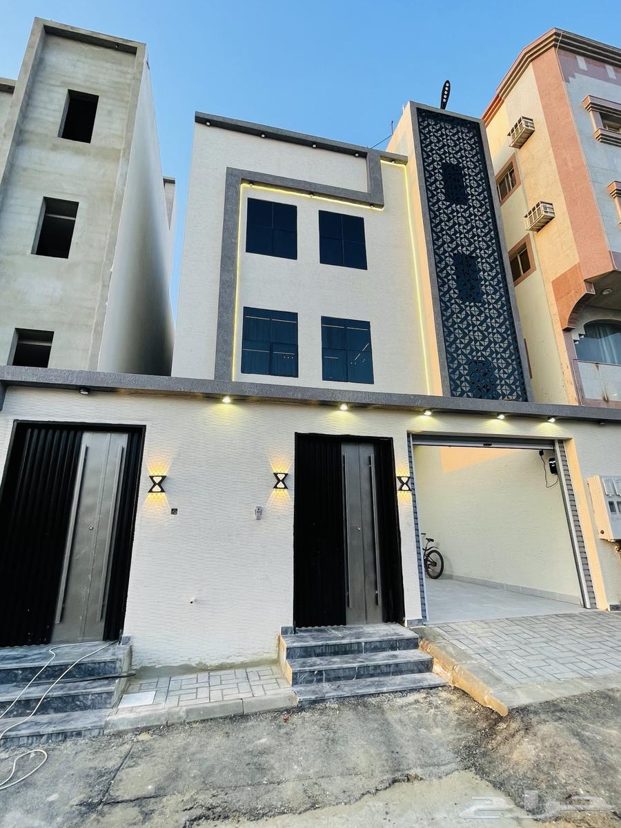 Upper residential units with elevator access, located in a prime location amidst services62889408532483113
