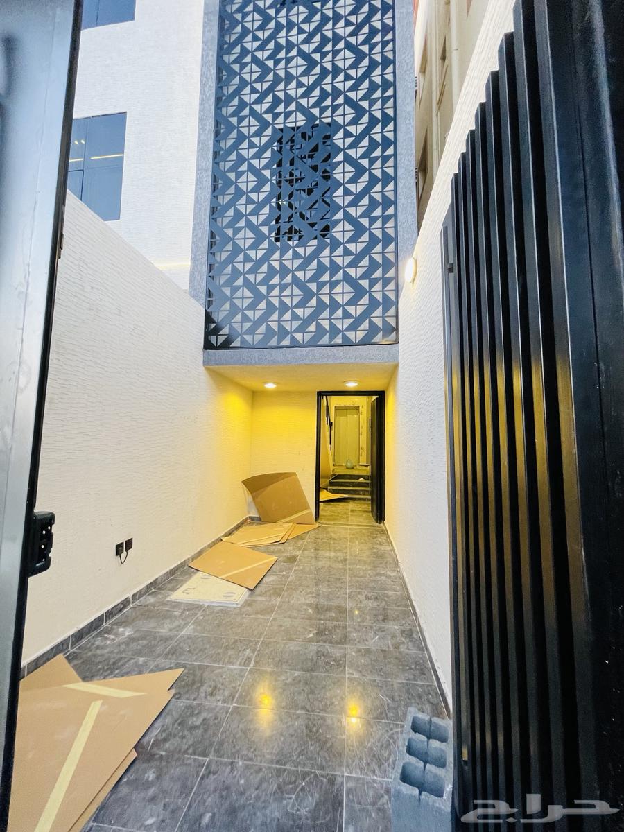 Upper residential units with elevator access, located in a prime location amidst services62889408532483112