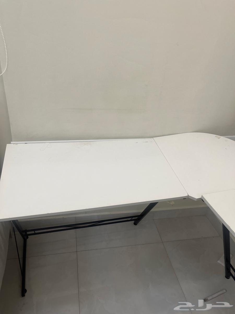 طاوله سليمه بس فيها كسر للبيع على السوم ابها للتواصل واتس63042046052483112