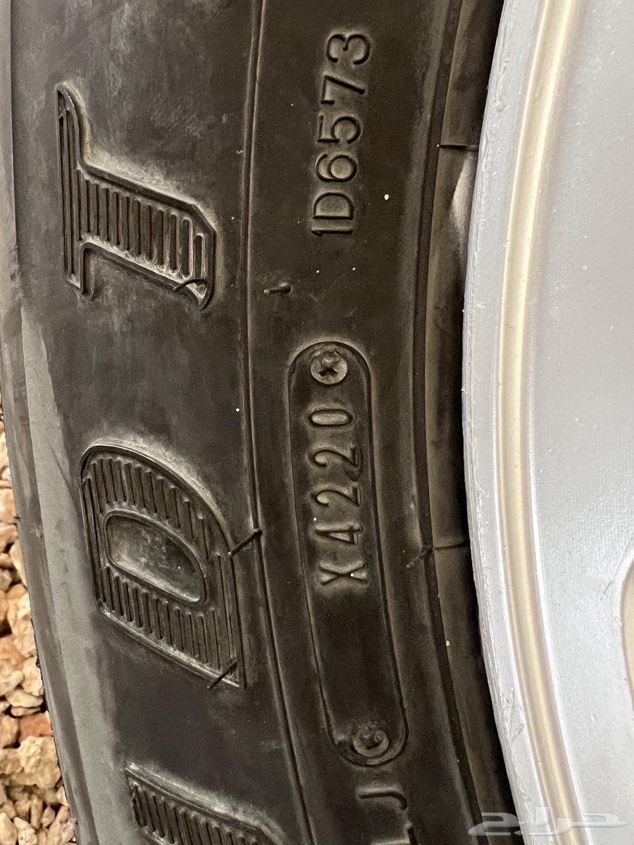 Undercarriage and agency with a set of Dunlop tires63057854541314113